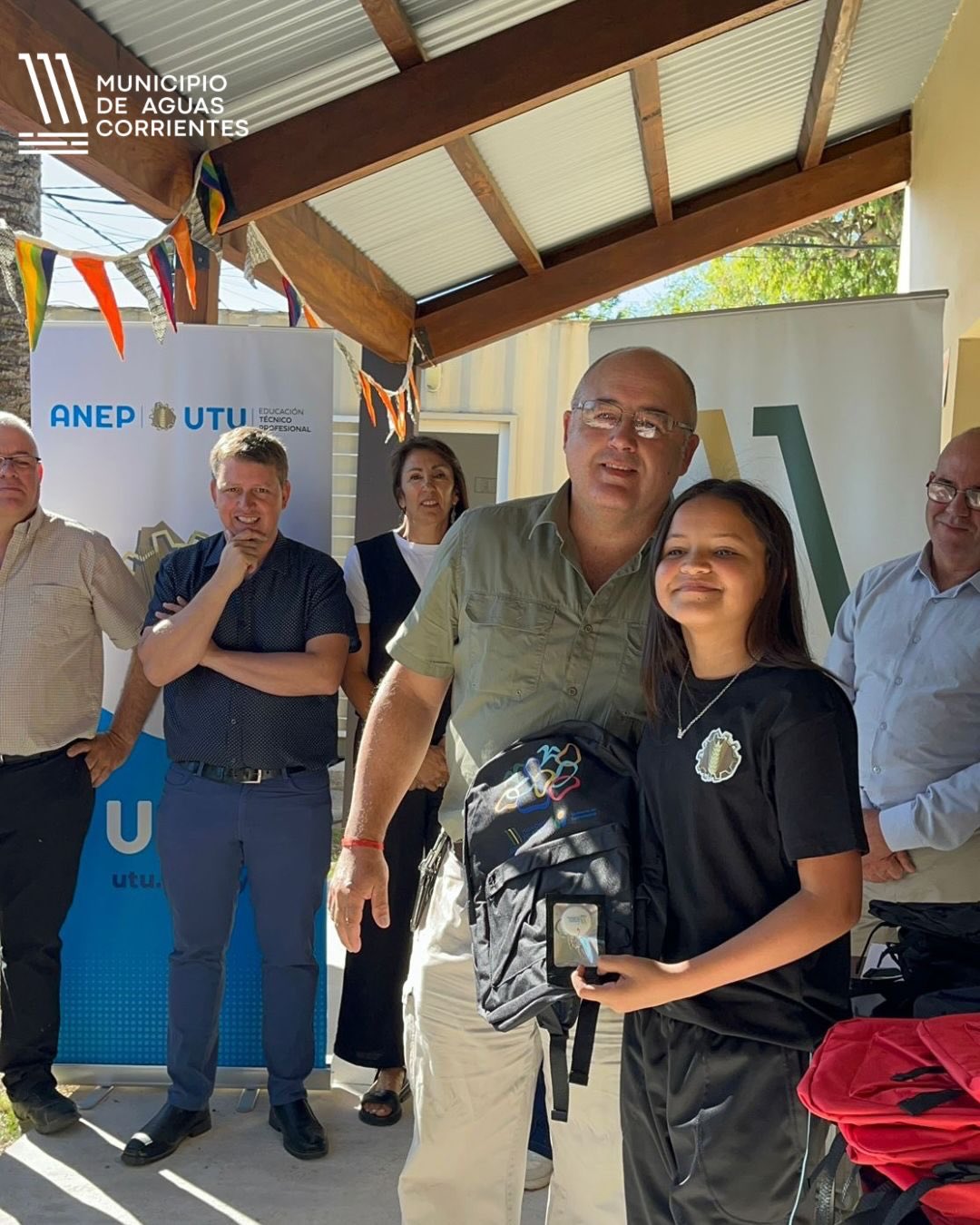 Autoridades entregando mochilas 