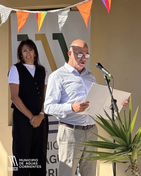 Alcalde del Municipio de Aguas Corrientes hablando al púbico presente