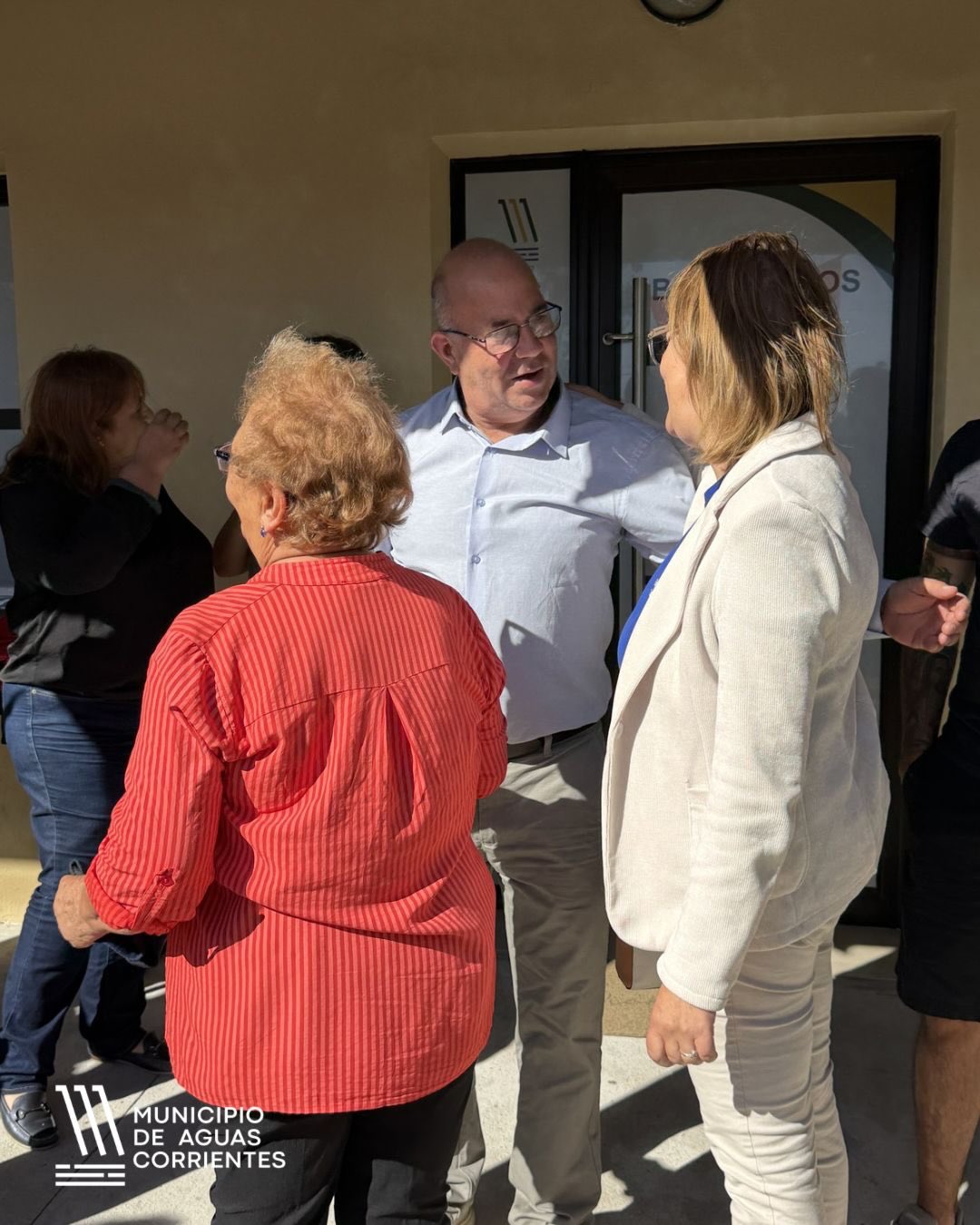 Familiares y vecinos de los estudiantes