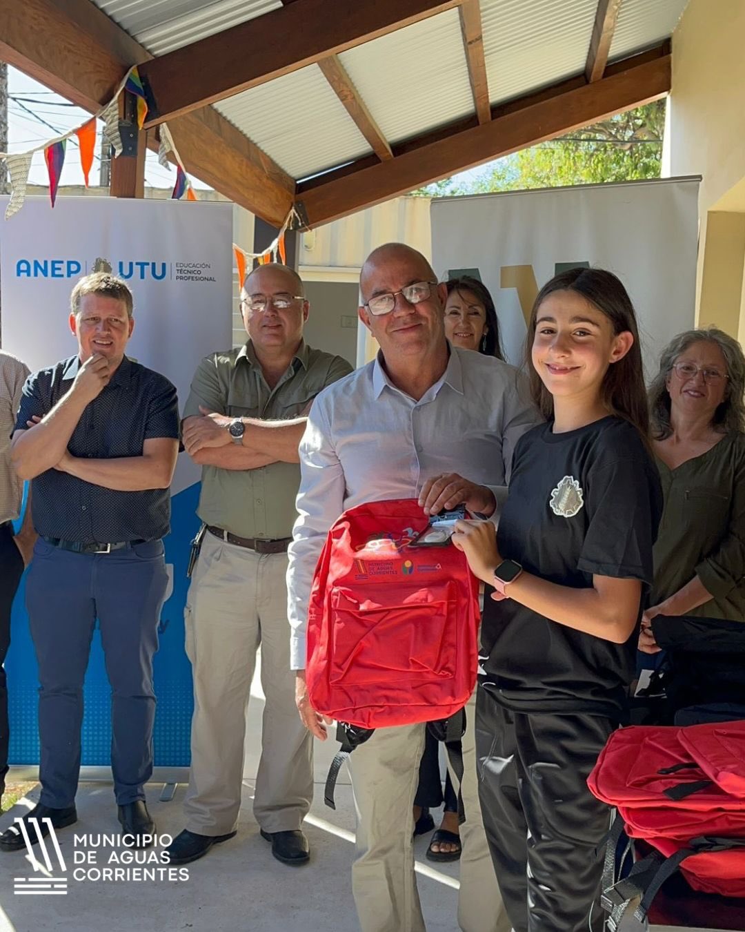 Autoridades haciendo entreaga de mochilas