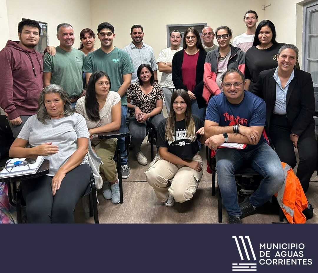 Estudiantes del curso, profesor y Alcalde