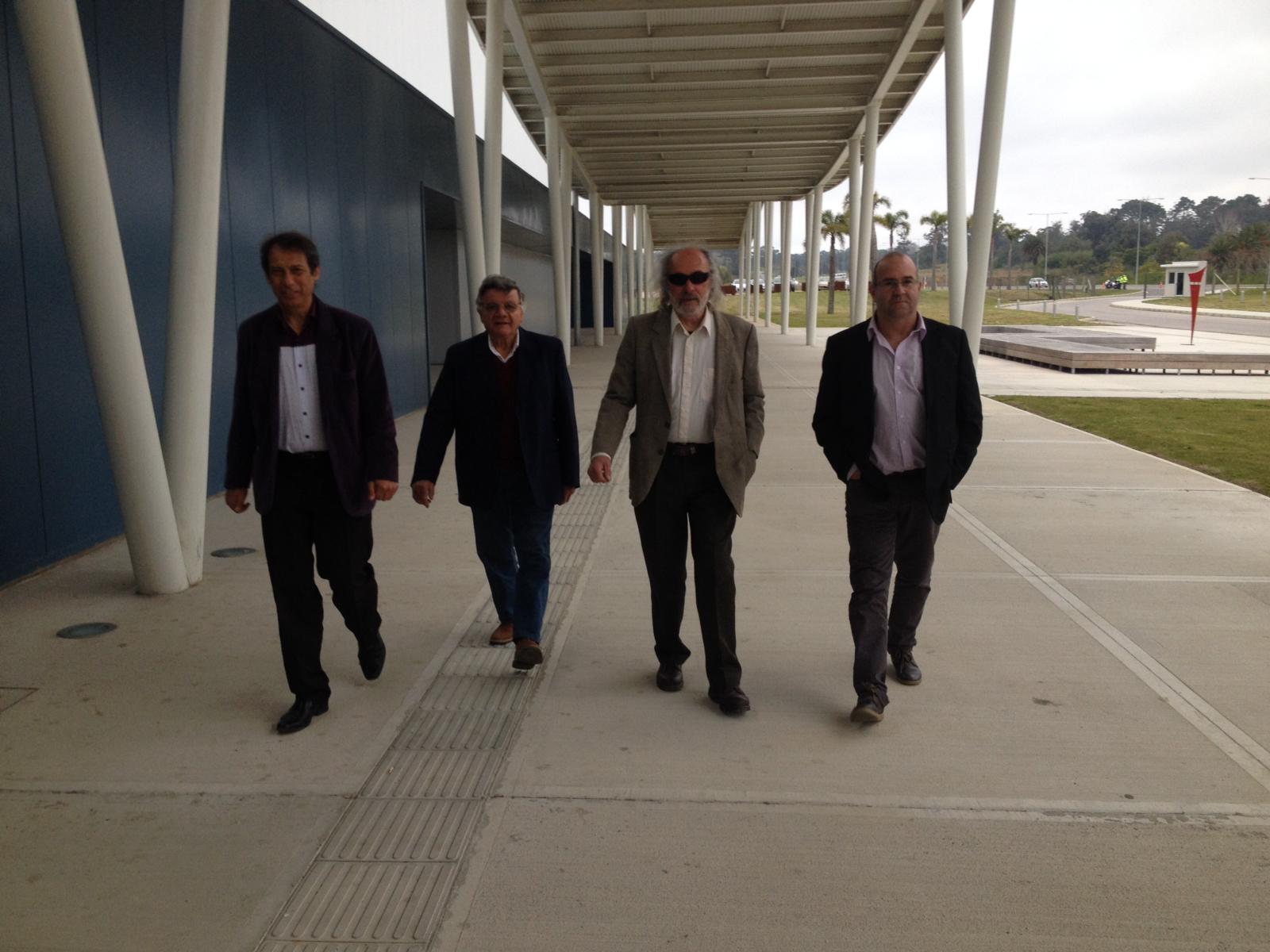 Miembros del Concejo Municipal de Aguas Corrientes llegando a la XII Cumbre Iberoamericana en el Centro de Convenciones de Punta del Este.
